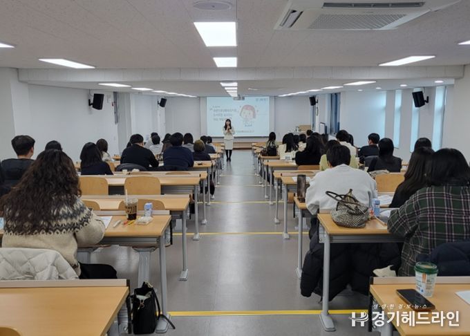 복지 담당 공무원들이 역량 강화교육을 받고 있다