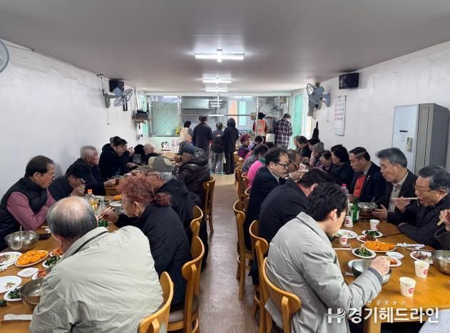 수원시 권선구 세류2동 새터경로당, 설 명절 맞아 따뜻한 떡국 나눔