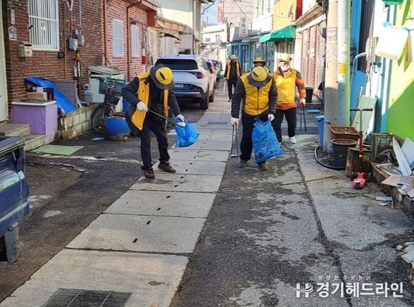 파주시 법원읍 실버경찰대, 새봄맞이 대청소 전개