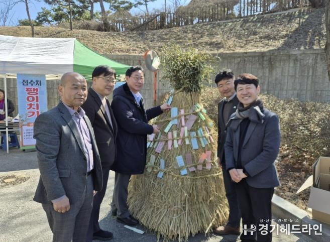정명근 화성특례시장과 지역 관계자들이 정월대보름 소원지를 달며 한 해의 안녕과 풍요를 기원하고 있다