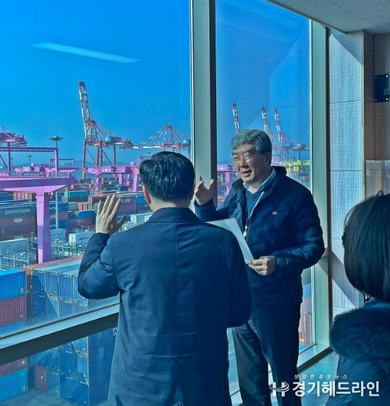 - 인천항만공사 이경규 사장이 선광신컨테이너터미널(주) 정국위 대표이사에게 중동사태 이후 컨테이너 터미널 야드 장치율 현황 등을 듣고 있다.