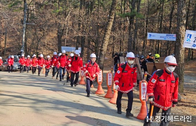 수원특례시, 유관기관 관계자들이 ‘2026년 산림재난(산불) 대응훈련’을 하고 있다.