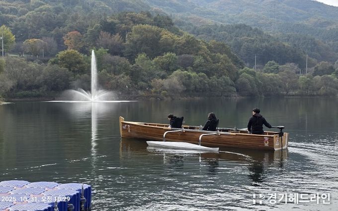 마장호수에서 킹카누 운행중인 모습
