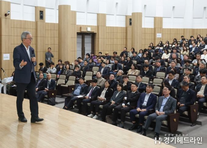 강남훈 기본사회위원회 부위원장이 화성특례시 공직자를 대상으로 기본사회 특강을 진행하고 있다