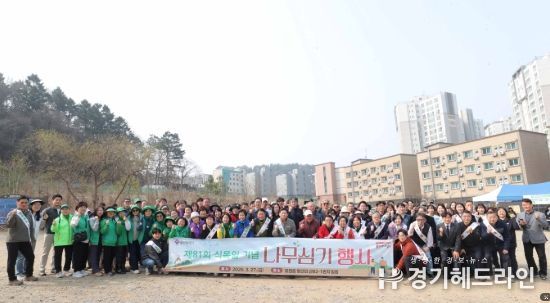 이상일 용인특례시장은 27일 식목일을 맞아 열린 나무심기 행사에서 참석자들과 기념촬영 했다