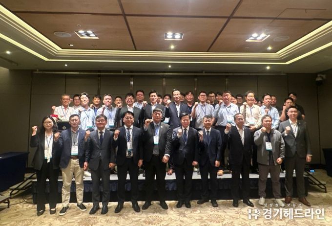 인천항 호치민 포럼에서 기념사진을 촬영하고 있다.