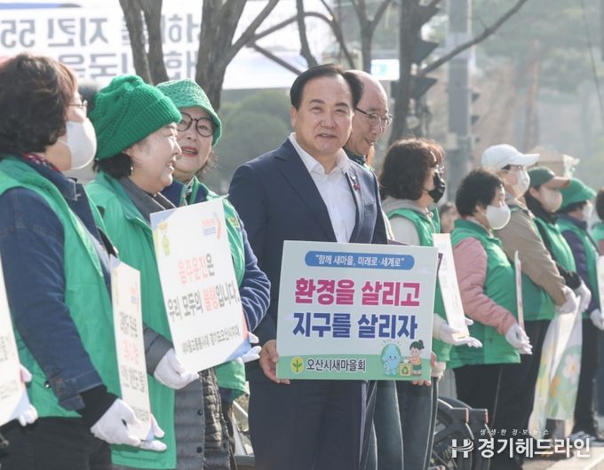 오산시새마을교통봉사대·새마을지도자 오산시 부녀회, 등굣길 교통안전 캠페인 실시