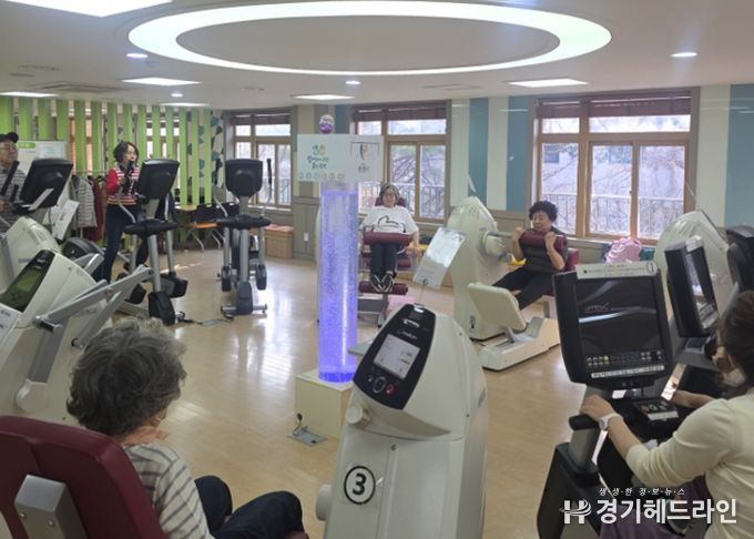 노인건강증진센터에서 '노인건강증진센터 제1기 프로그램'이 진행되고 있다.