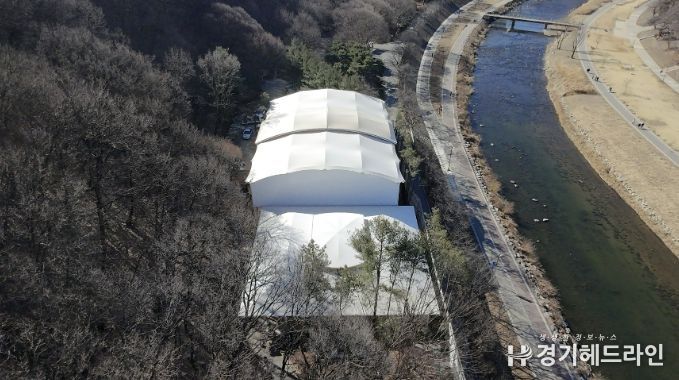 성남시 구미동 구미공원 내 게이트볼장(앞쪽)과 배드민턴장(뒤쪽) 에 지붕이 설치돼 있다