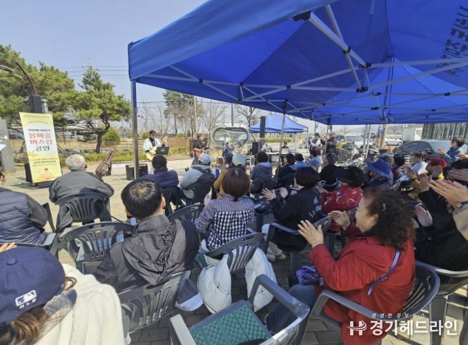시흥시 신현동, 봄 여는 따뜻한 선율…‘봄 마중 버스킹 공연’마쳐