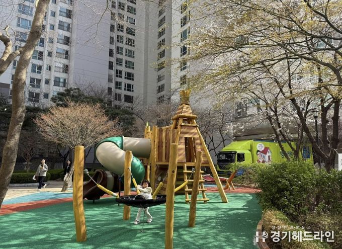 성남시의 보조금 1억원을 지원받아 지난해 2월 아동친화적(자연친화형)으로 리모델링한 정자동파크뷰 단지내 놀이터