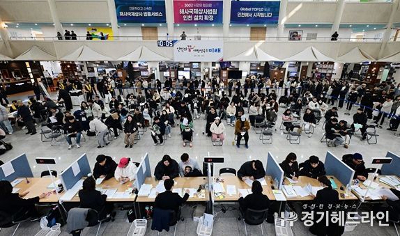 2026년 3월 16일 시청 중앙홀에서 천원주택 예비입주자 접수를 받고 있다