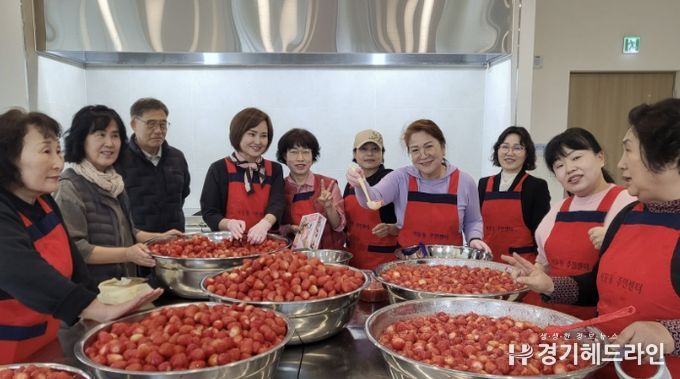 수원시 권선구 서둔동에 찾아온 달콤한 봄, 주민과 함께한 '딸기마을 딸기청 만들기'