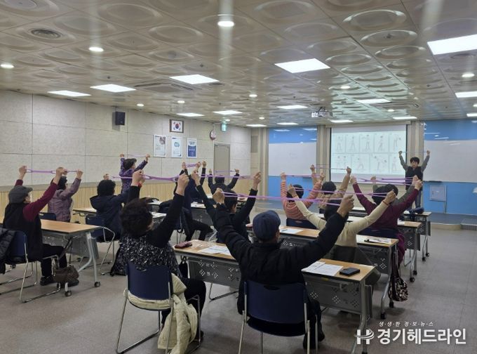 어르신들이 ‘튼튼 시니어 운동교실’에서 탄력밴드를 이용한 운동을 하고 있다.