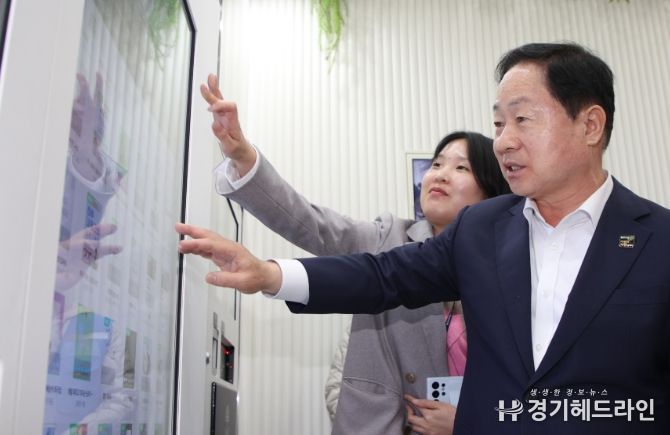 다산역 스마트도서관 서비스를 시연 중인 주광덕 시장