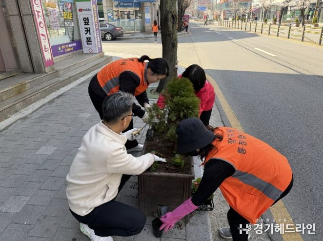 시흥시 장곡동, 주민과 함께하는 '아름다운 꽃길 가꾸기'로 봄마중