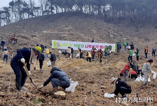여주시 제81회 식목일 나무심기 행사 개최… 싸리산에 시민과 함께하는 힐링명품숲 조성