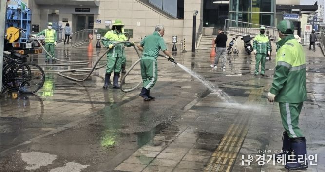수원시 팔달구, 수원역 광장·환승센터 '반짝반짝 클린 ON' 합동 환경정비 실시