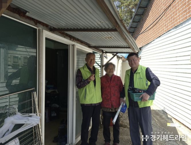 인창동 지역사회보장협의체 장상진 위원장과 최영한 부위원장이 전기선을 정비하고 있다.