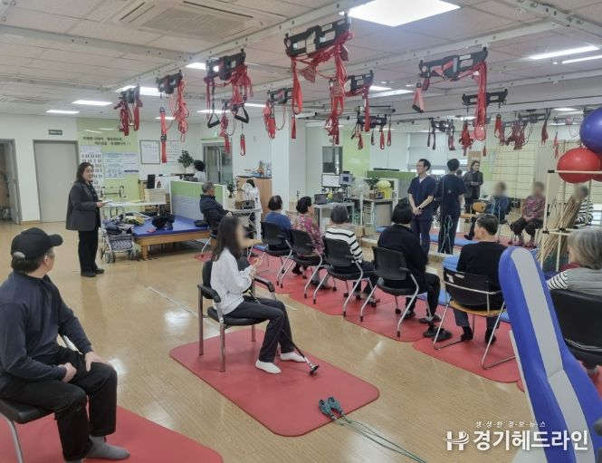 6일 단원보건소 3층 물리치료실에서 장애인 대상 '나선안정화 재활(SPS) 프로그램'을 진행하고 있다.