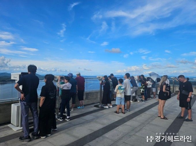 다양한 국적의 외국인들이 애기봉평화생태공원을 방문하고 있다.