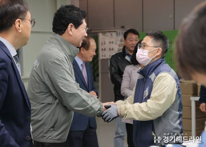 이상일 용인특례시장이 10일 성만원을 방문해 관계자들과 인사를 나누고 있다