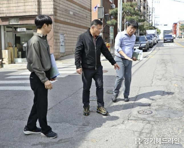 황규돈 수원팔달구청장, '시민의 민원함' 현장 점검...노후 도로 재포장 추진