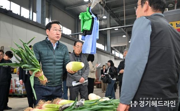 유정복 인천광역시장이 15일 남촌 농산물도매시장에서 농산물 가격 동향 등을 점검하고 있다.